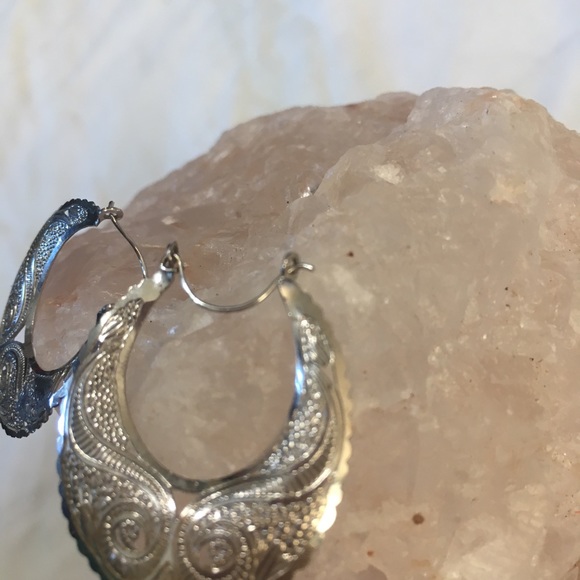 ๐ฅ Silver Stamped Earrings - Picture 4 of 5